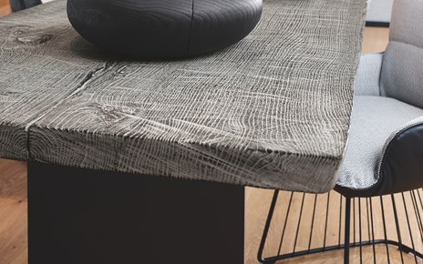 Janua Möbel SK 01 Monolith Tisch gekalkt Detail Wohndesign Maierhofer
