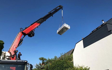 Lieferung in Dachwohnung per Kran 1