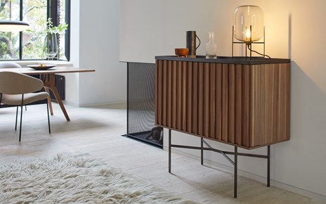 More Möbel More Barschrank gross Nussbaum geschlossen Wohndesign Maierhofer