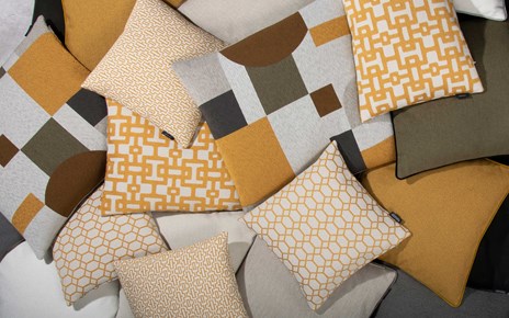 Ein Bett aus Rohleder Kissen Ein Bett aus Rohleder Kissen