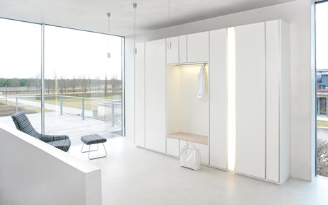 Schönbuch Stripes Garderobenwand Kleiderschrank Schuhschrank mit Lichtelement Schönbuch Stripes Garderobenwand Kleiderschrank Schuhschrank mit Lichtelement