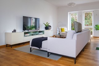 Wohnzimmer mit Rolf Benz Cara Sofa und Piure Anrichte Sideboard