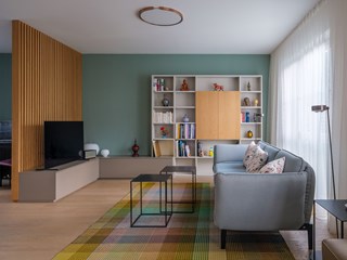 Wohnzimmer mit Haas Wohnwand und Holzlamellen Raumtrenner