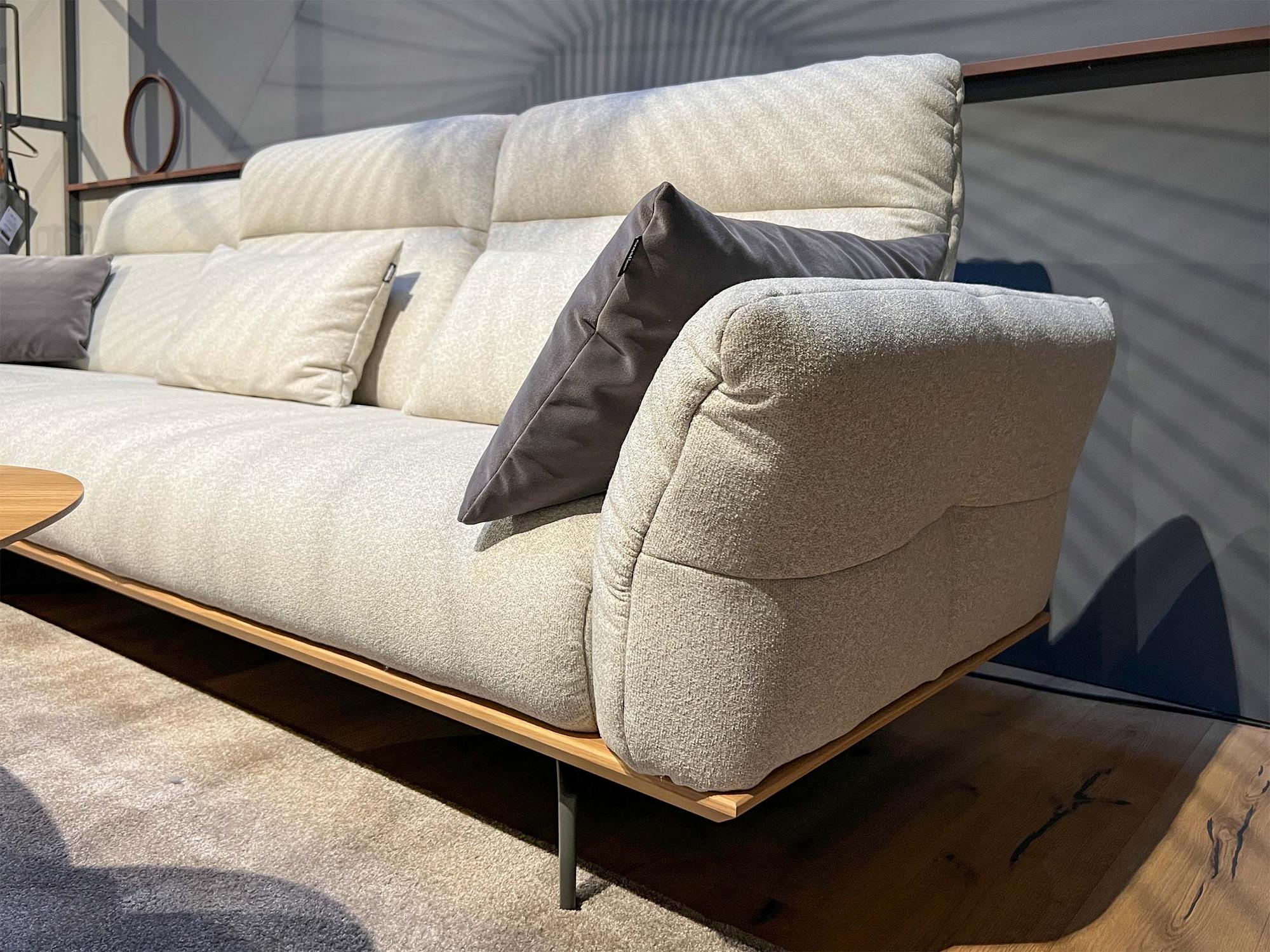 &copy; CR46004412_1.jpg