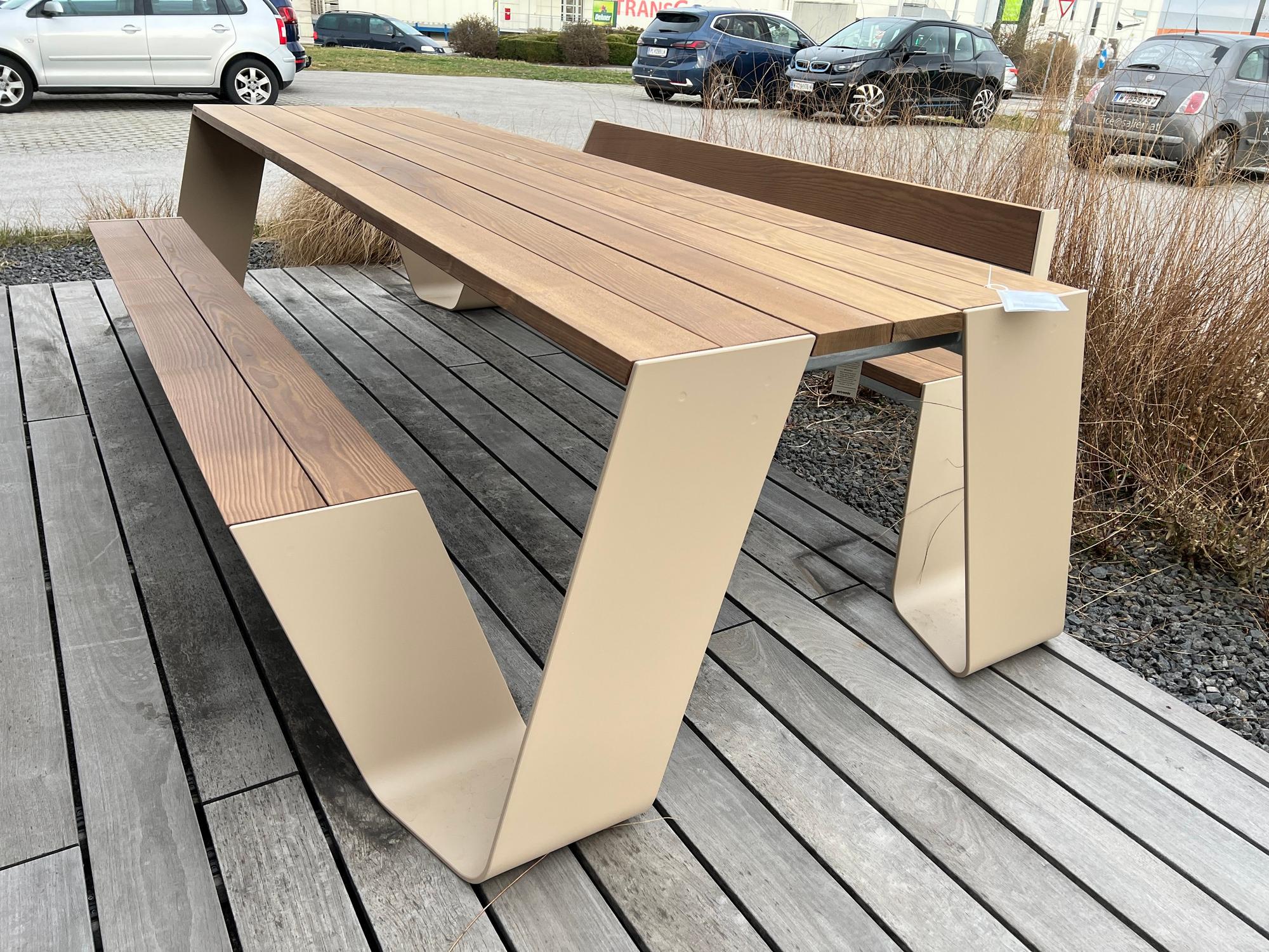 &copy; EXHOPPER300BB_1.JPG