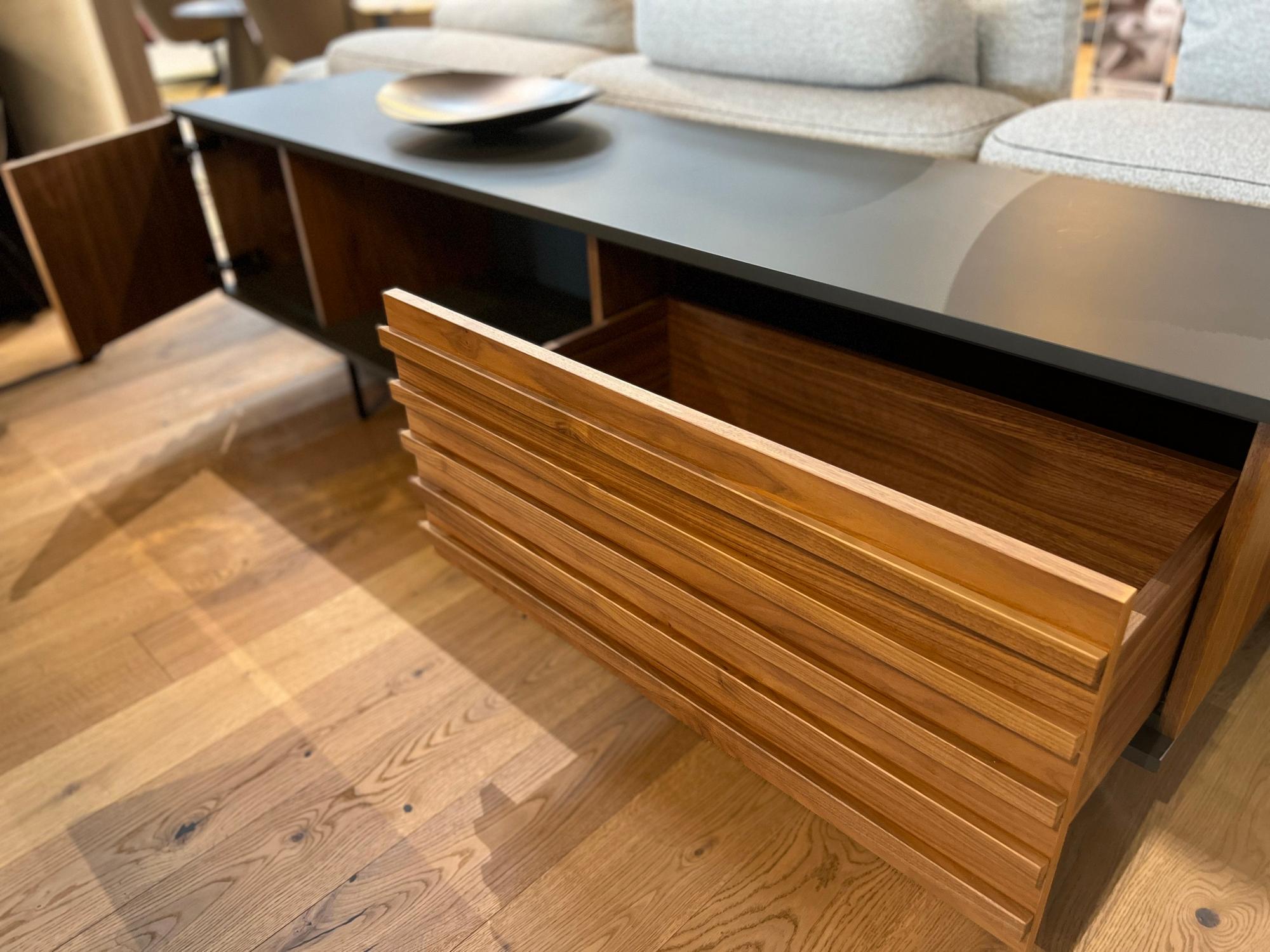 &copy; MOREHARRI620_2.jpg