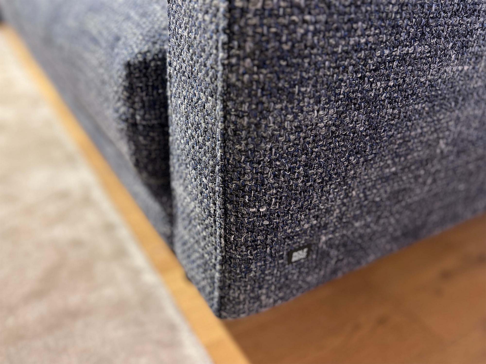 &copy; RBKAIA26380_2.jpg