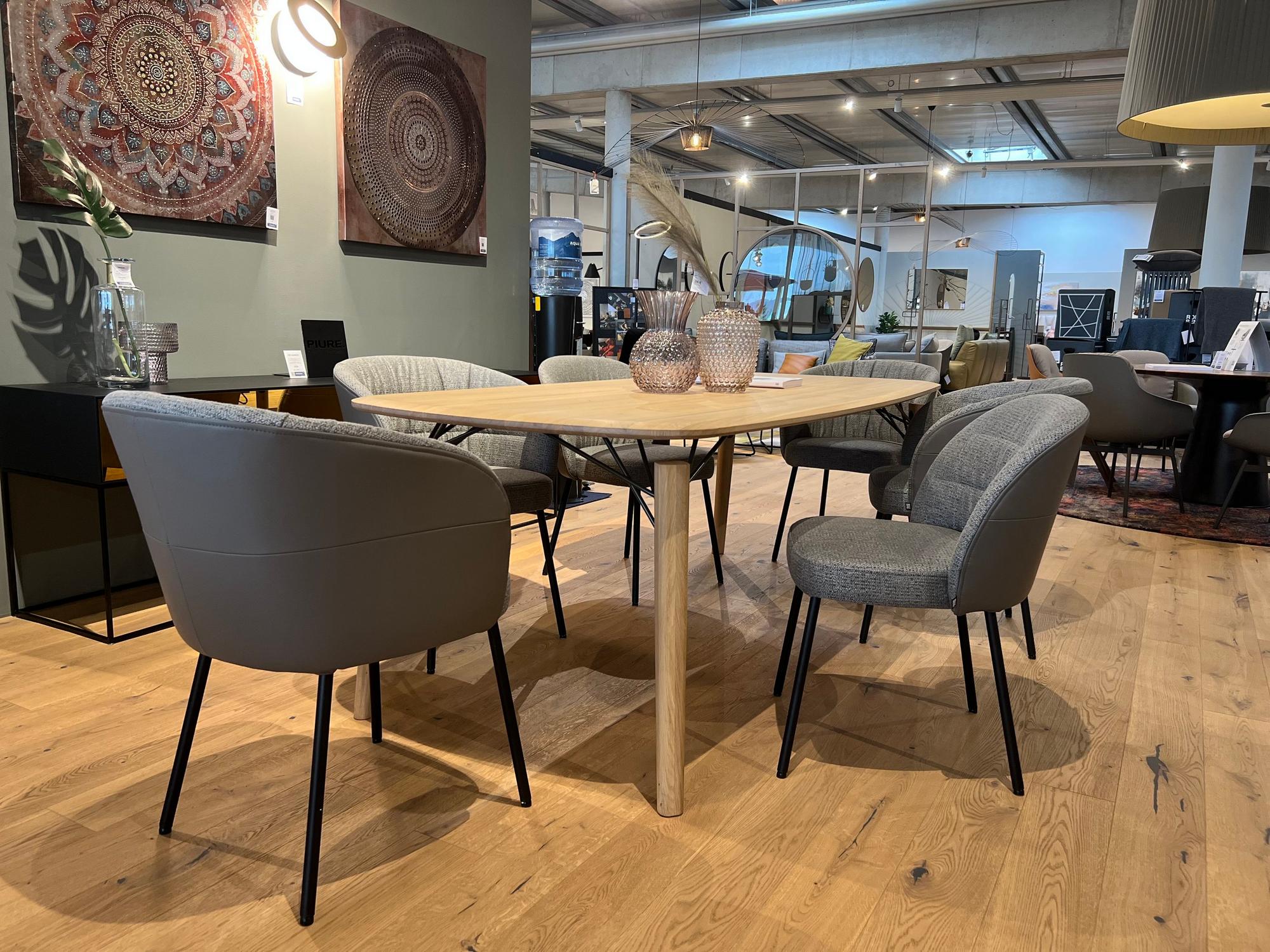 &copy; RBNOA690_3.jpg