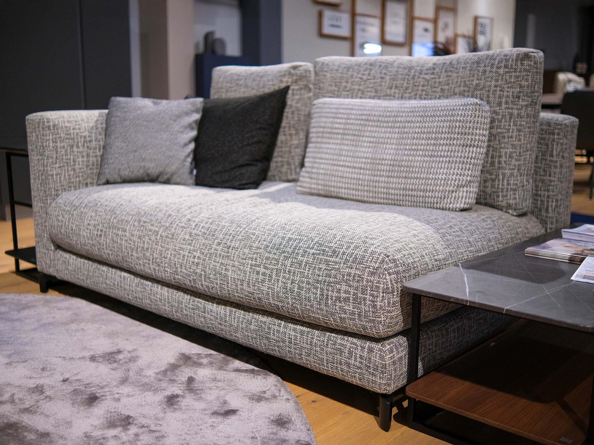 &copy; RBNUVOL20404B_1.jpg