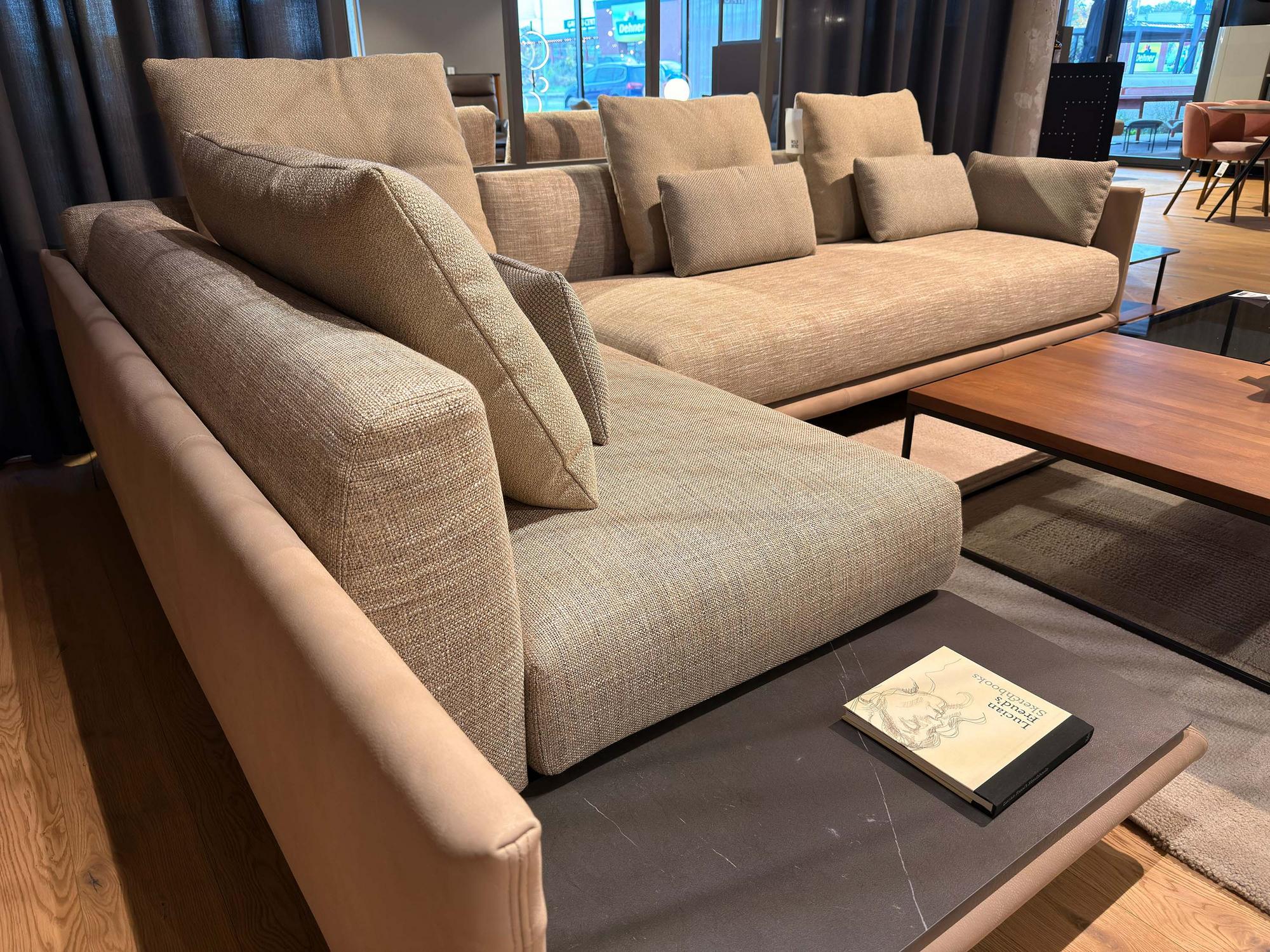 &copy; RBTAYA544_2.jpg