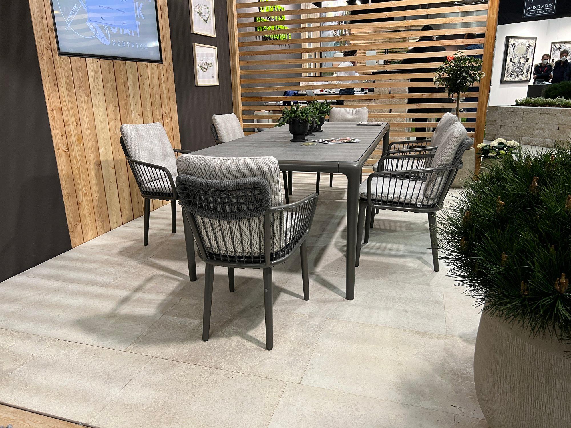 &copy; RBYOKOET220_2.JPG