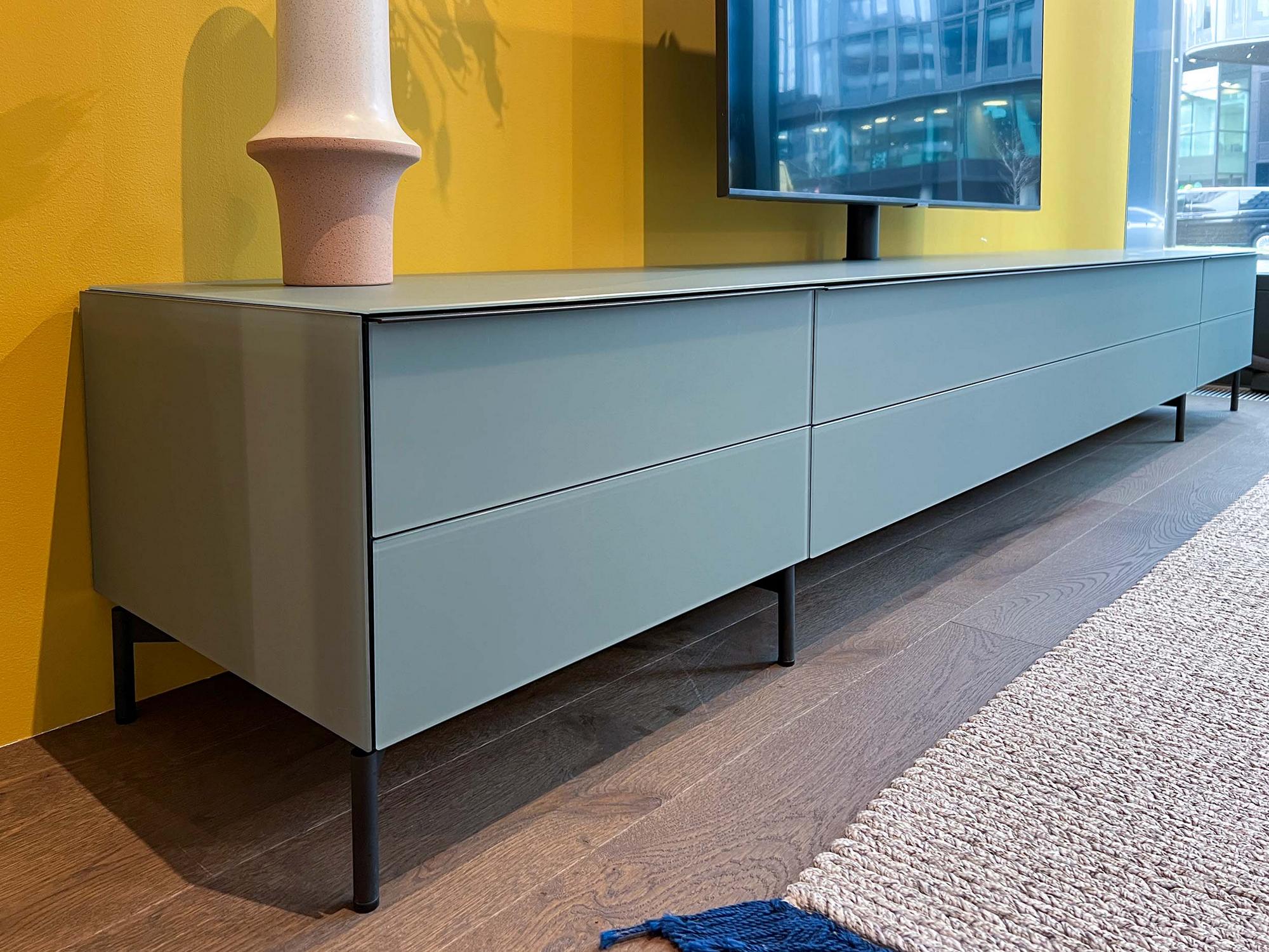 &copy; SPECSCALATV55_1.jpg