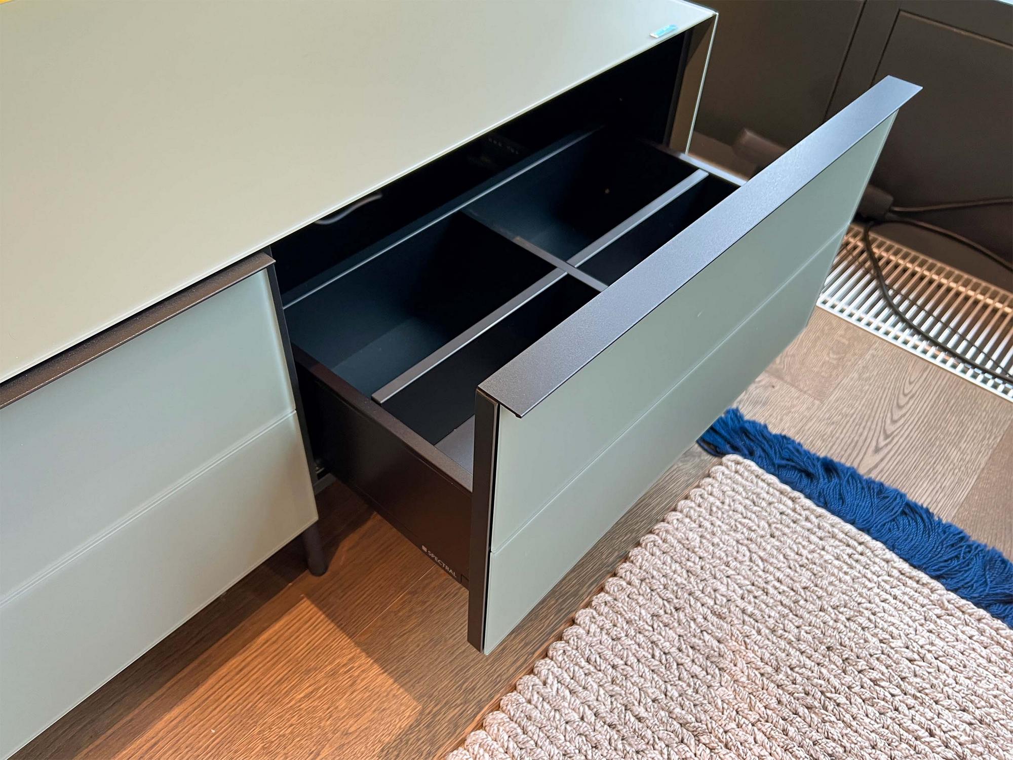 &copy; SPECSCALATV55_3.jpg