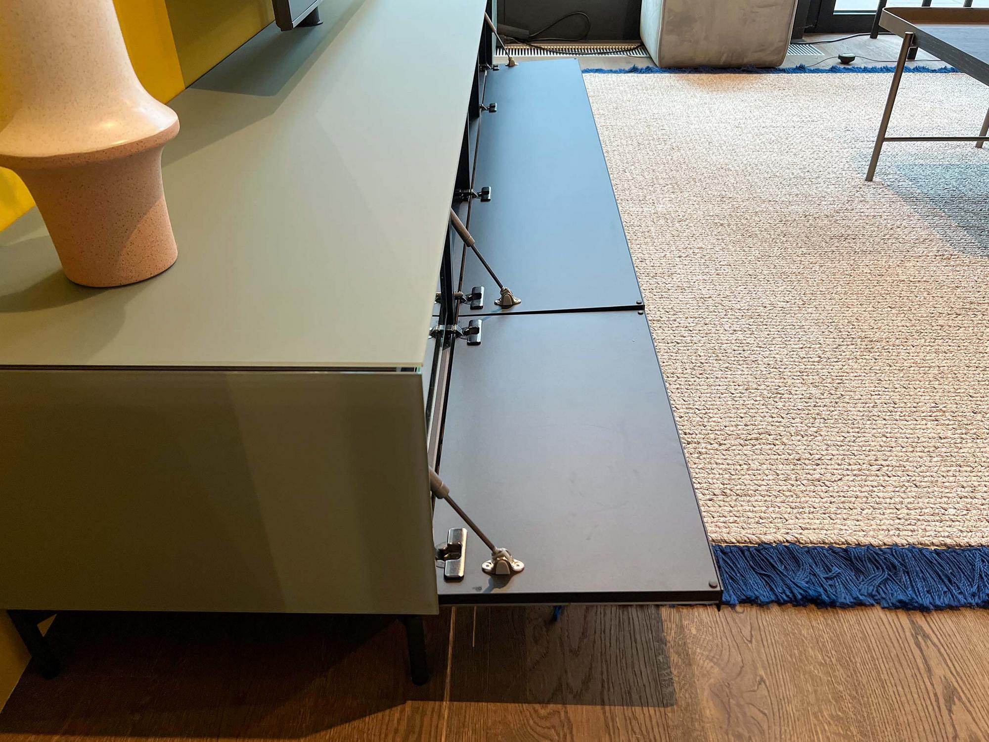 &copy; SPECSCALATV55_4.jpg