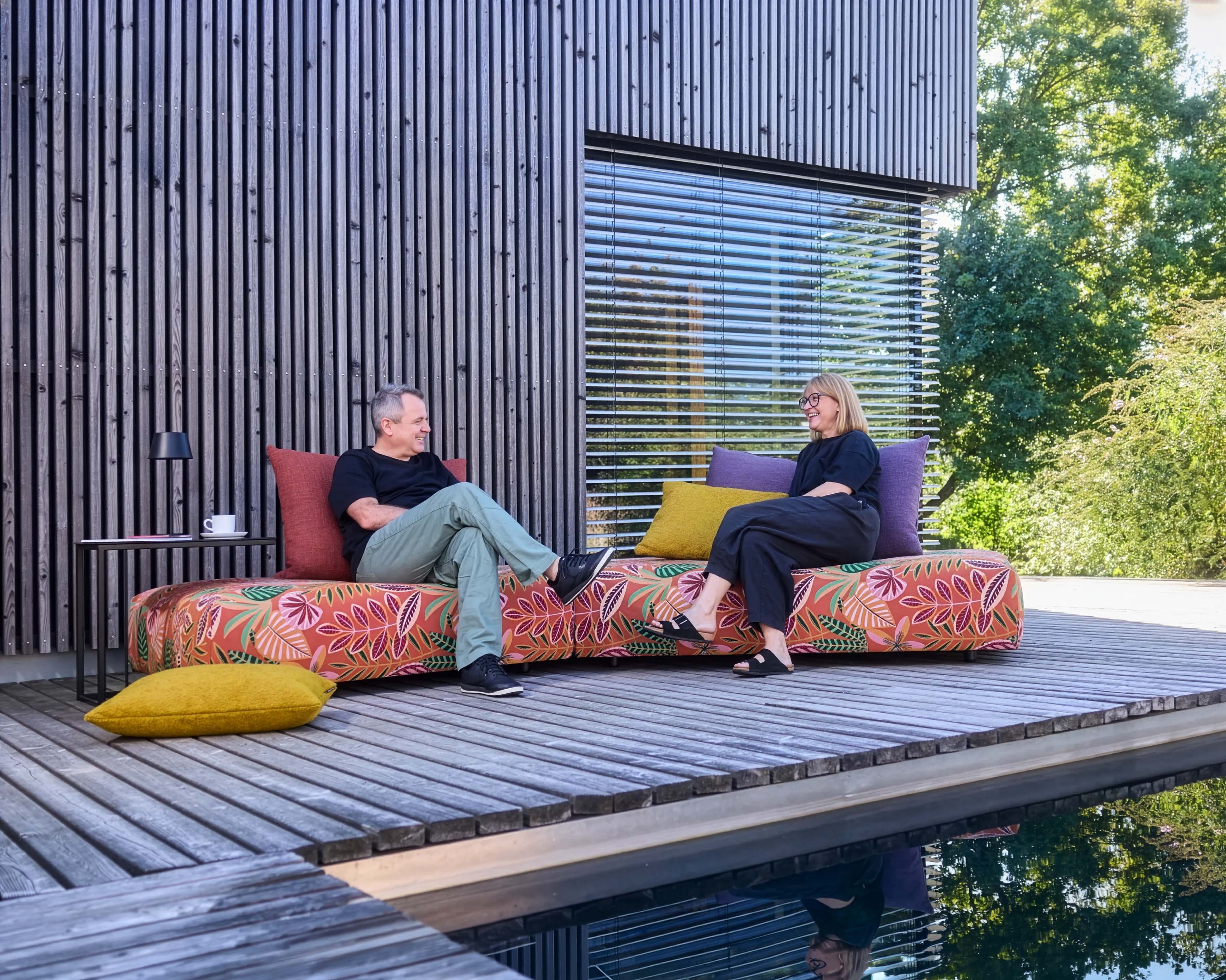 Bullfrog Iwan Outdoor Liege Sofa Stoff Tropic Orange Wohndesign Maierhofer.jpg