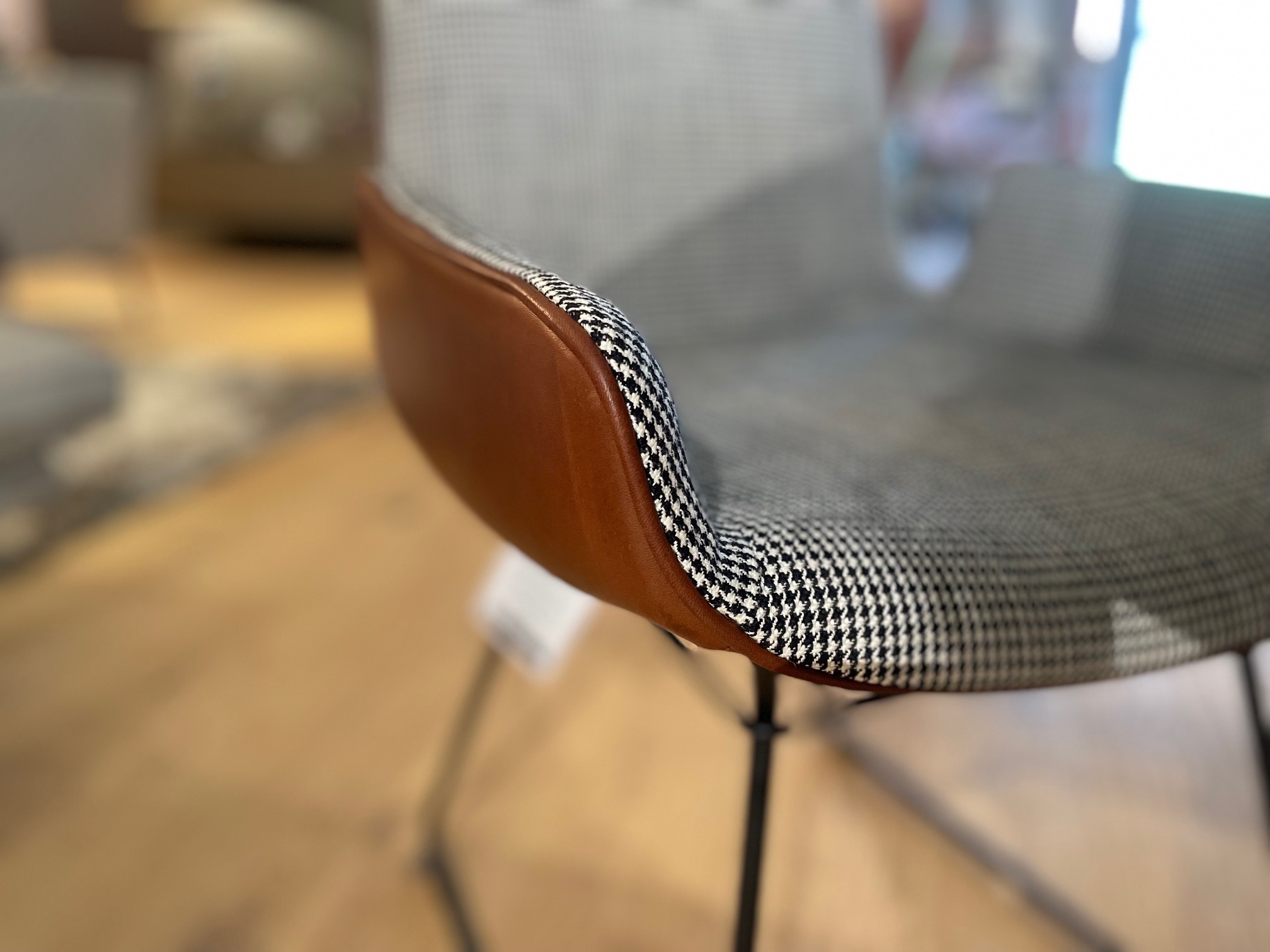 &copy; FRAMELIELOW_1.JPG