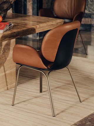 Freifrau Ivy Armchair Ledersessel Adora Muscat Eiche schwarz Wohndesign Maierhofer