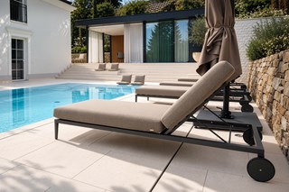 Innenarchitektur Poolhaus Bullfrog Johann Sonnenliegen Talenti Wohndesign Maierhofer